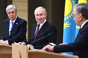 俄罗斯总统普京（中）在发表讲话。（图：推特）