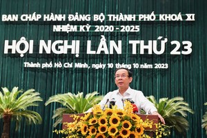 市委书记阮文年主持会议。（图：越勇）