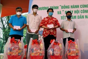 向贫困劳动者赠送年货。（示意图：越通社）