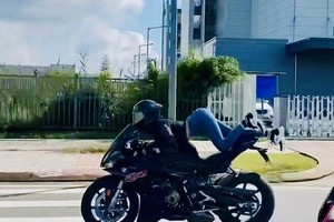 玉贞模特违规驾驶被扣车