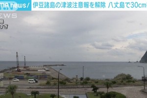 日本伊豆诸岛地震引发小型海啸。（图：视频截图）