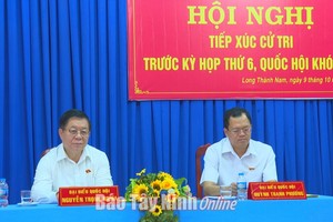 中央宣教部长阮仲义（左）与西宁省国会代表团出席选民接触会。（图：西宁报）