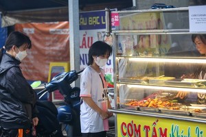 市农林大学附近的饭店售卖一碟碎米饭2万5000元。