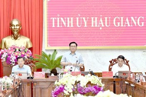 国会主席王廷惠（中）主持会议并发表讲话。（图：林显）