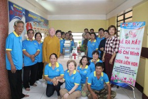 莲华寺住持释惟镇法师和善信在“胡志明文化空间”合照留念。