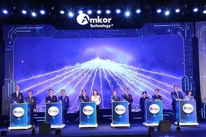 政府副总理陈留光同与会代表出席艾克尔集团半导体工厂落成典礼。（图：安陈）