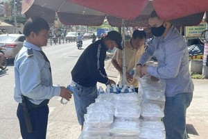 热心人士发慈善餐给贫困者。