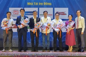 华人企业家、郡商会副主席陈振炎（右）向企业赠送鲜花。