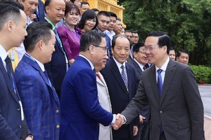 国家主席武文赏与各代表交谈。（图：越通社）