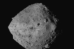 这是探测器拍到的贝努小行星影像。这个小行星有45亿年历史，蕴含源自太阳系早期的物质。（图：AP）