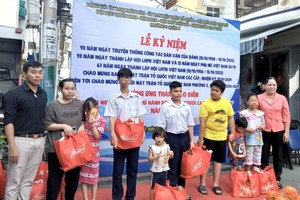 第六郡第三坊领导向父母因新冠肺炎死亡的孤儿发送礼物。