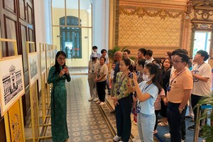 游客参观市人民议会和人委会办事处。