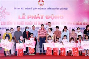 向孤兒贈送存折。（图：越通社）