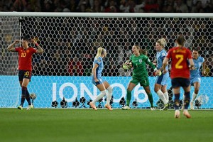 2023年8月20日，英格兰队守门员厄普斯（左三）在扑救成功后庆祝。当日，在澳大利亚悉尼举行的2023年国际足联女足世界杯决赛中，西班牙队以1比0战胜英格兰队，获得冠军。（图：新华社）