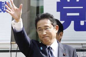10月15日下午，日本首相岸田文雄在长崎县佐世保市向选民挥手致意。（图：共同社）