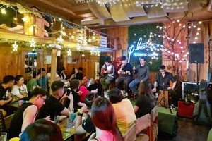 两名客人一时兴奋上台表演了最近很红的电视游戏节目歌曲《明天你嫁人了》。