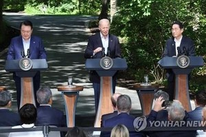 当地时间8月18日，在华盛顿近郊的美国总统度假胜地——戴维营，韩国总统尹锡悦（左起）、美国总统拜登、日本首相岸田文雄在峰会结束后共同会见记者，介绍会议成果。（图：韩联社）