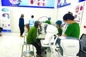 少数民族同胞在昆嵩省眼科医院检查眼疾。（图：前锋）