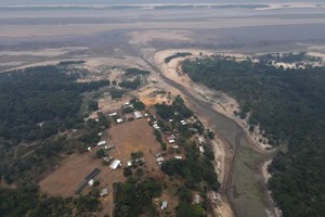 图为10月13日，里约内格罗河沿岸的村落干旱严重。（图：路透社）