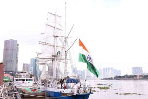 印度海军高帆训练舰抵达本市国际港口。（图：越通社）