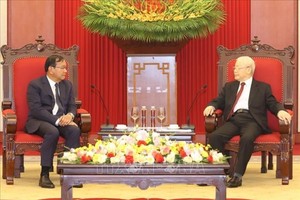 阮富仲总书记接见柬埔寨国王诺罗敦.西哈莫尼的最高顾问巴速坤。（图：越通社）