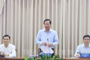 市人委会主席潘文迈（中）在会议上致辞。