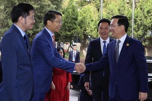 国家主席武文赏亲切会见越南驻中国代表机关干部和工作人员。（图：越通社）