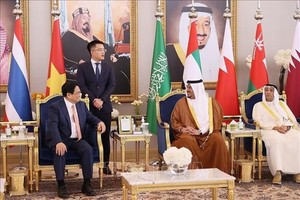 范明政总理和利雅得市领导人。（图：越通社）