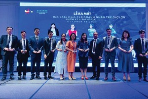 越南青商会副主席潘青天祝贺堤岸青商俱乐部新届理事会。