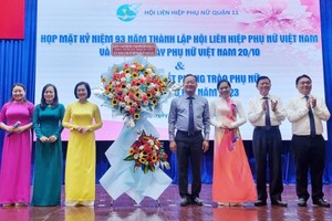 市妇联会主席阮陈凤珍、第十一郡领导向郡妇联会赠送鲜花祝贺。