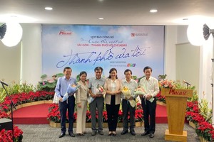 “我的城市”征文比赛评委会成员亮相。