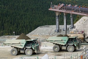 搬运胶结砂砾石材料的自动驾驶翻斗车。（图：共同社）