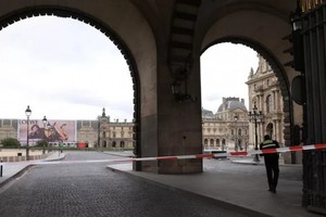 周末，数千名游客从巴黎市中心的卢浮宫疏散。（图：EPA）