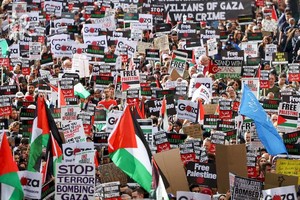 英国伦敦21日约10万人游行示威，声援巴勒斯坦。（图：路透社）