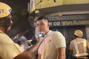 交警对一名机车骑士进行呼气式酒精测试。（图：N.Y）