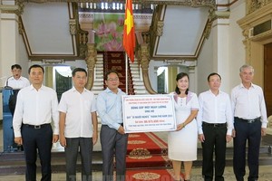 干部与公务员捐资予“为穷人”基金