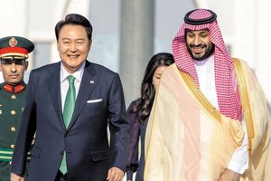 当地时间22日，韩国总统尹锡悦正在沙特阿拉伯首都利雅得的山马宫与沙特王储兼首相穆罕默德•本•萨勒曼会晤。（图：路透社/韩联社）