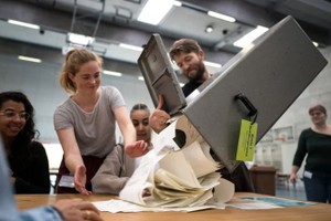 在伯尔尼举行的瑞士联邦选举，工作人员在忙着点票。（图：AFP）