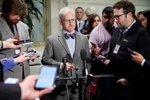 美国共和党右翼保守派议员乔丹10月20日三度闯关失败后被取消众议长候选人提名。临时众议院议长麦克亨利（中）随后召开记者会公布消息。（图：路透社）