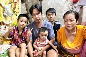 何忠勇与岳母和几个儿子。