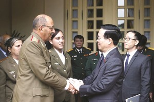 国家主席武文赏与罗伯托‧莱格拉‧索托隆戈上将交谈。（图：越通社）