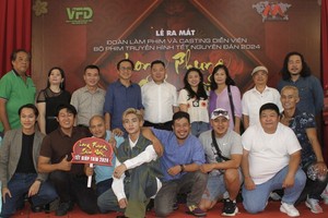 嘉宾与《龙凤呈祥》剧组和演员合照留念。