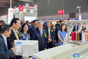 各部门代表参观展览。