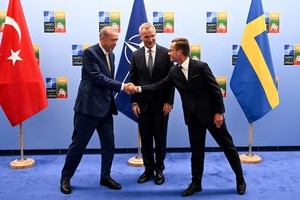 当地时间2023年7月10日，立陶宛维尔纽斯，土耳其总统埃尔多安、瑞典首相克里斯特松和北约秘书长斯托尔滕贝格合影。（图：EPA）