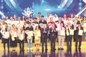 多华人单位和个人获学习胡志明思想创作奖