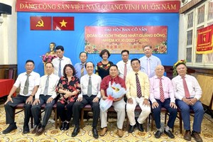 市各少数民族文学艺术协会领导与统一粤剧团第十一届顾问会合照。