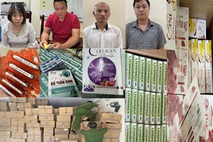 被抓获的涉案歹徒及查获的假劣保健品物证。（图：警方提供）