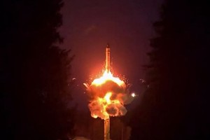 俄罗斯称进行了核威慑力量演习，包括发射了一枚亚尔斯洲际弹道导弹。（图：AFP）