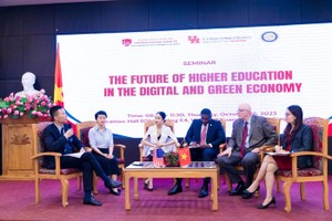 演讲者在座谈会上讨论和交换意见。（图：玲安）