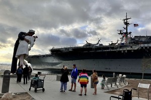 圣地亚哥海岸与胜利之吻雕像。